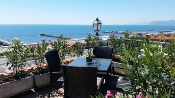 Suite panoramica, 2 letti matrimoniali, vista mare | Terrazza/patio