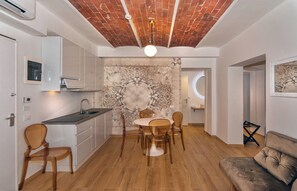 Quintuple Room - Basement | 1 bedroom, minibar, in-room safe, individually decorated - Hotel Tirreno (Massa)