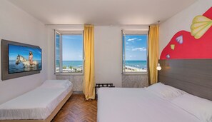 Triple Room, Sea View | 1 bedroom, minibar, in-room safe, individually decorated - Hotel Tirreno (Massa)