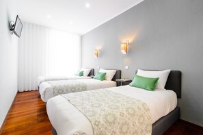 Trippelrum | Skrivbord, mörkläggningsgardiner, gratis wi-fi och sängkläder