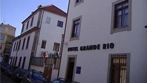 Un bâtiment portant l’enseigne « HÔTEL GRANDE RIO », ce qui indique qu’il s’agit d’un hôtel.