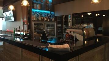 2 bars/lounges