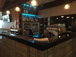 2 Bars/Lounges