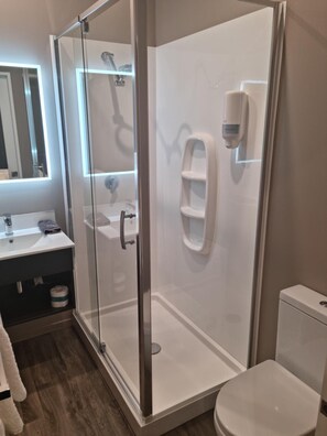 Articles de toilette gratuits, sĂšche-cheveux, serviettes fournies