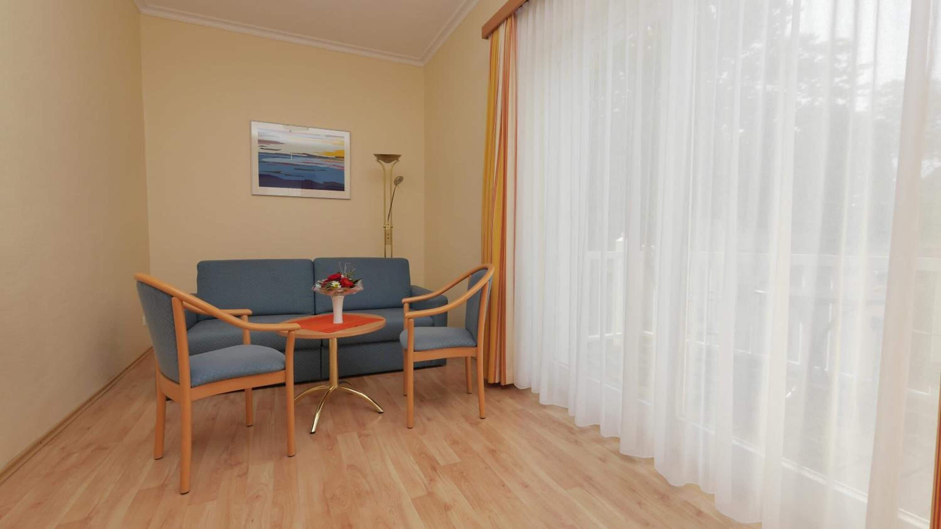 suite | living room | flat-screen tv