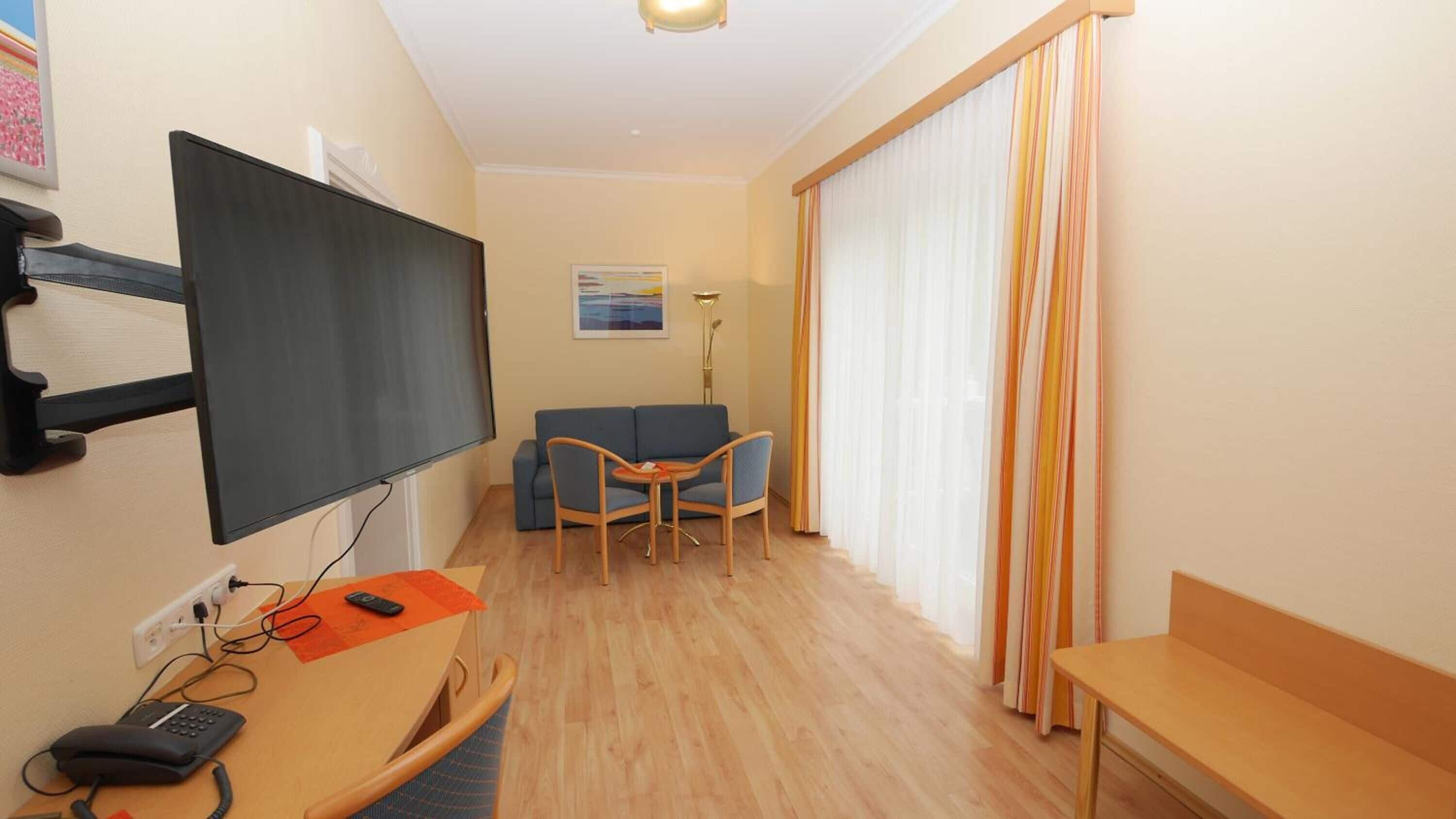 suite | living room | flat-screen tv