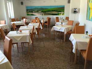 Desayuno buffet (EUR 10 por persona) 