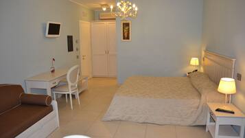 Senge med topmadrasser, minibar, pengeskab på værelset, skrivebord