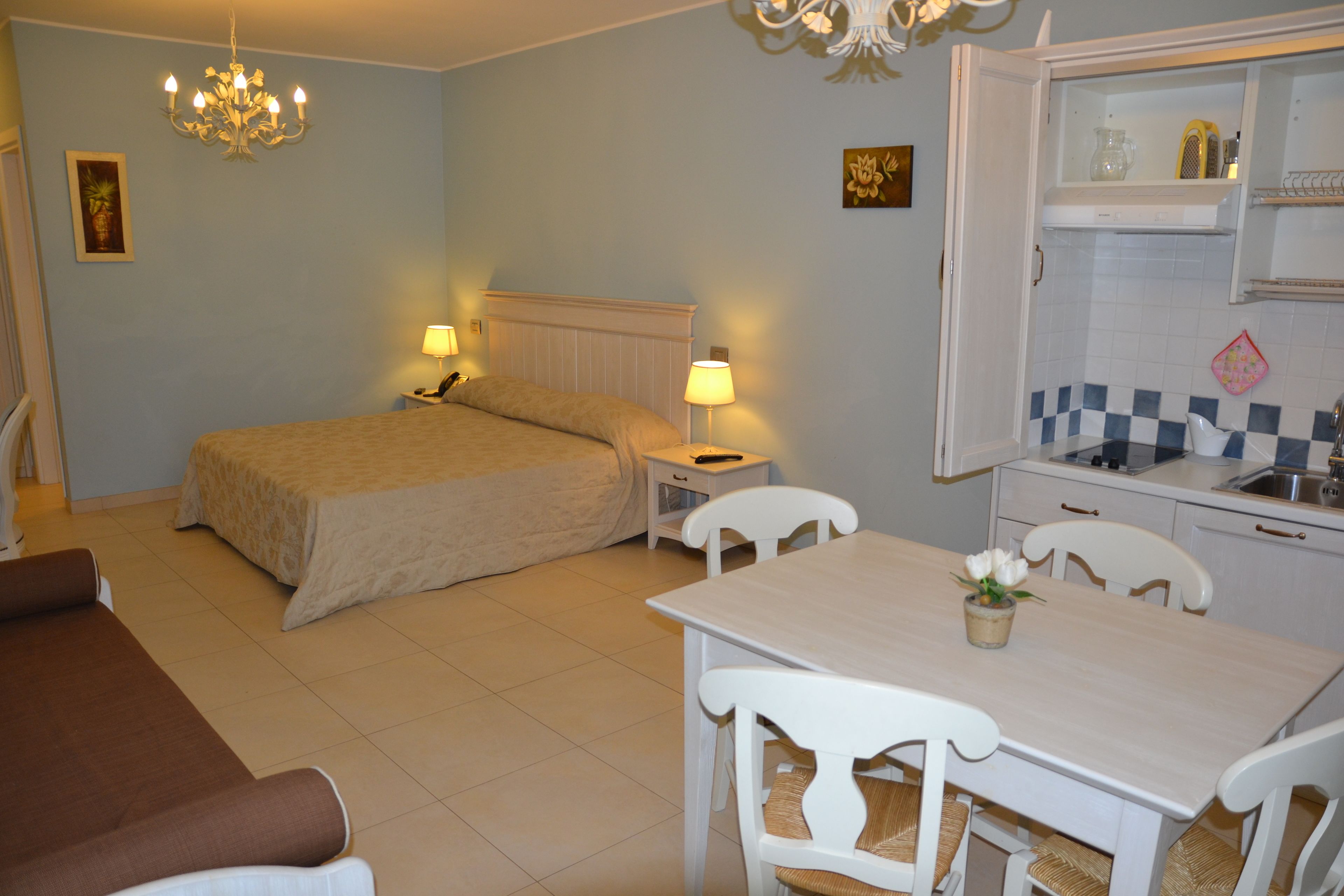 أسرّة بطبقة علوية مريحة وميني بار وخزنة داخل الغرفة ومكتب