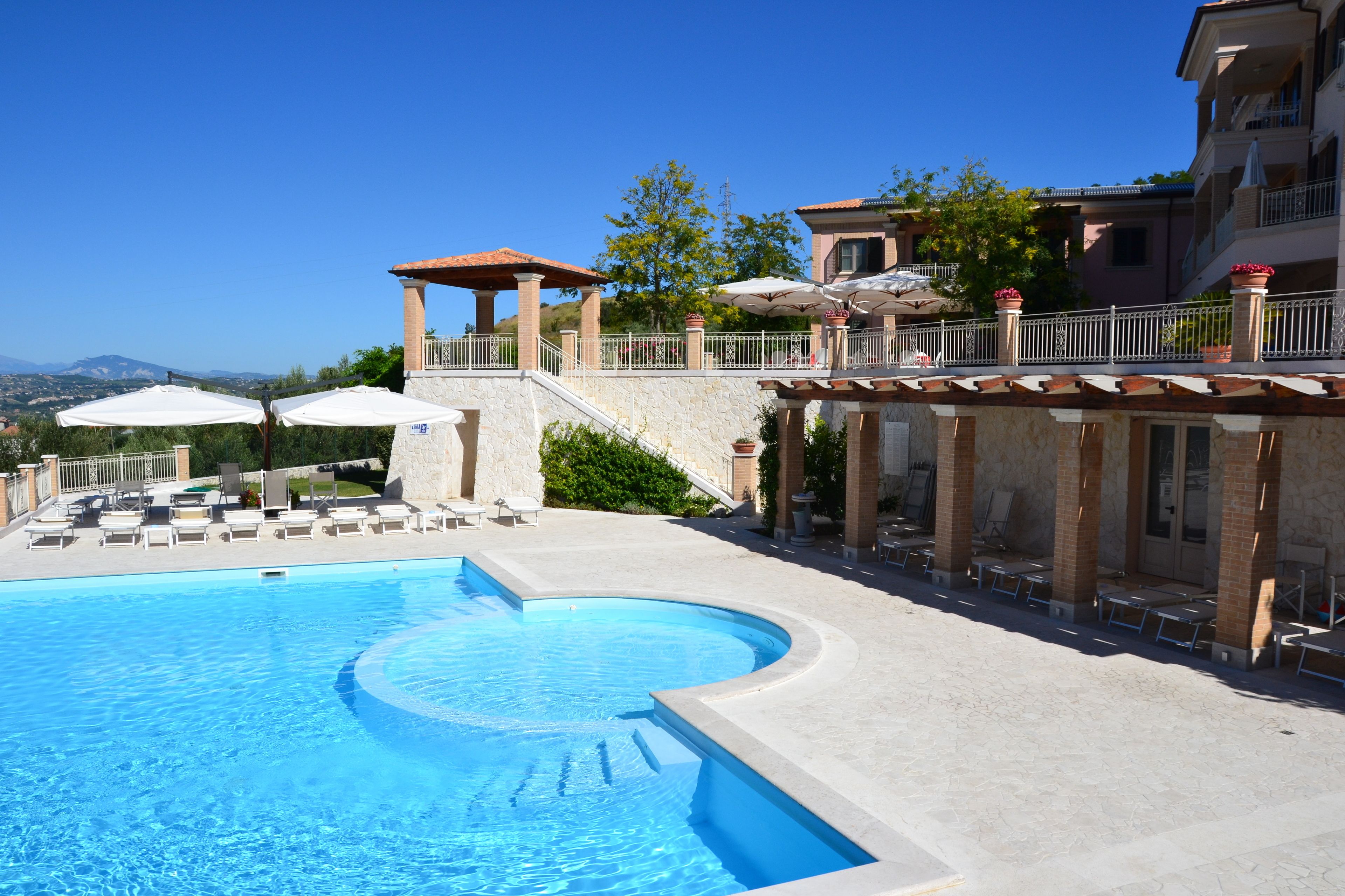 حمّام سباحة خارجي موسمي، مقاعد للتشمس