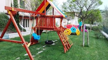 Área de juegos infantiles al aire libre