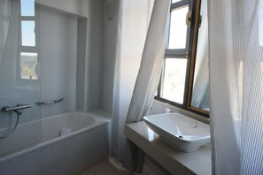 Combined shower/tub, deep soaking tub, rainfall showerhead