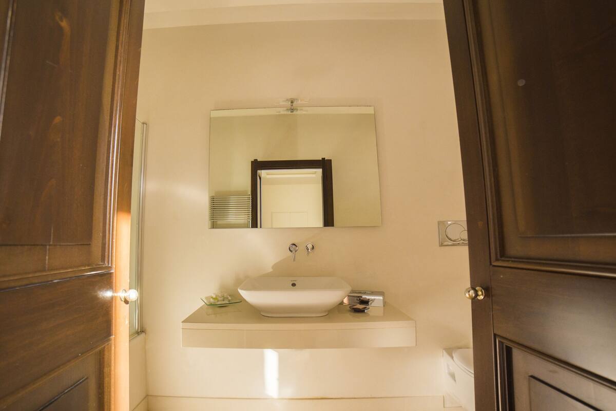 combined shower/bathtub, deep-soaking bathtub, rainfall showerhead