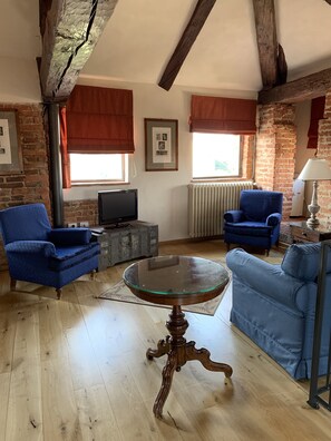 Suite for 4 people | Living area | Flat-screen TV, DVD player - Castello La Rocchetta (Sandigliano)