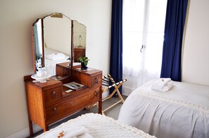 Deluxe Twin Room, 2 Twin Beds, Shared Bathroom | Premium bedding, pillowtop beds, iron/ironing board, free WiFi - Braemar House B&B and YHA Hostel (Whanganui)