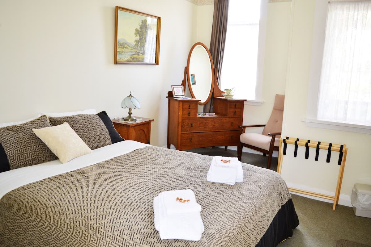 Deluxe Double Room, 1 Queen Bed, Non Smoking, Shared Bathroom | Premium bedding, pillowtop beds, iron/ironing board, free WiFi