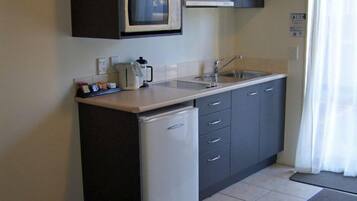 Refrigerador, microondas, cafetera/tetera