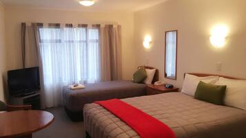 Escritorio, tabla de planchar con plancha y cunas