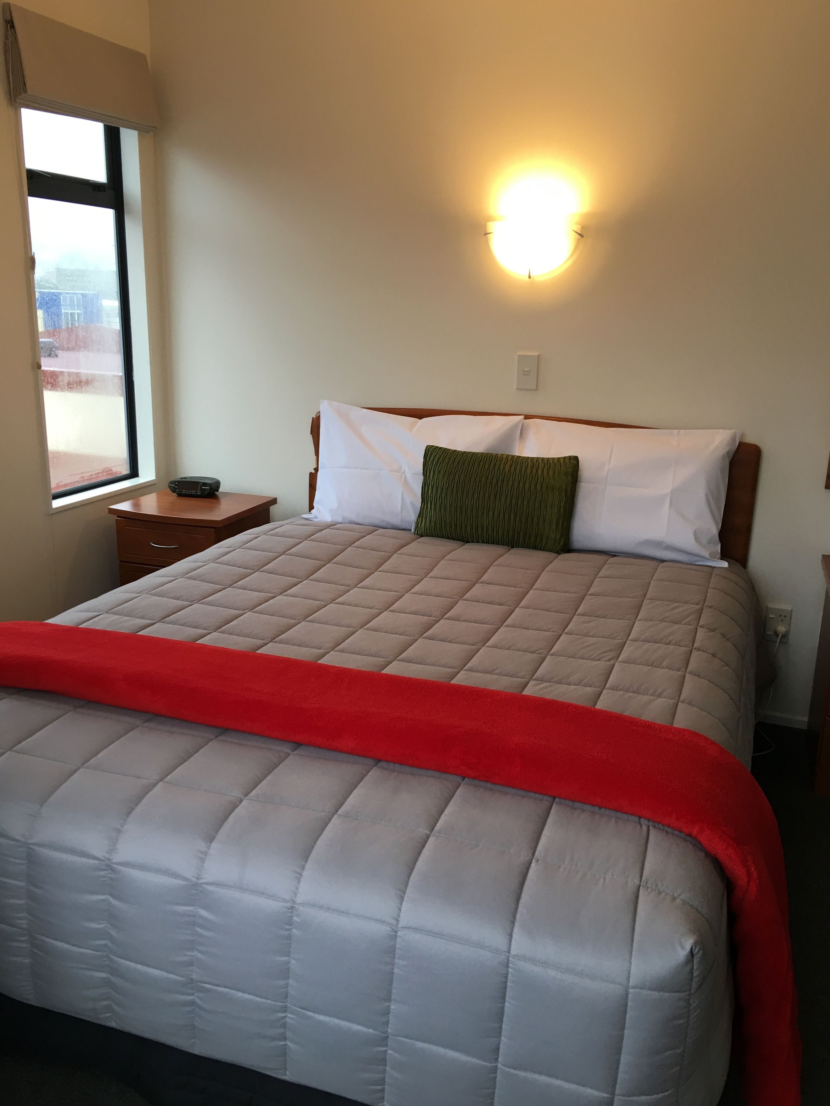 queen studio room | living room | flat-screen tv