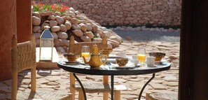 Se sirven desayunos, comidas y cocina local con vista a la alberca