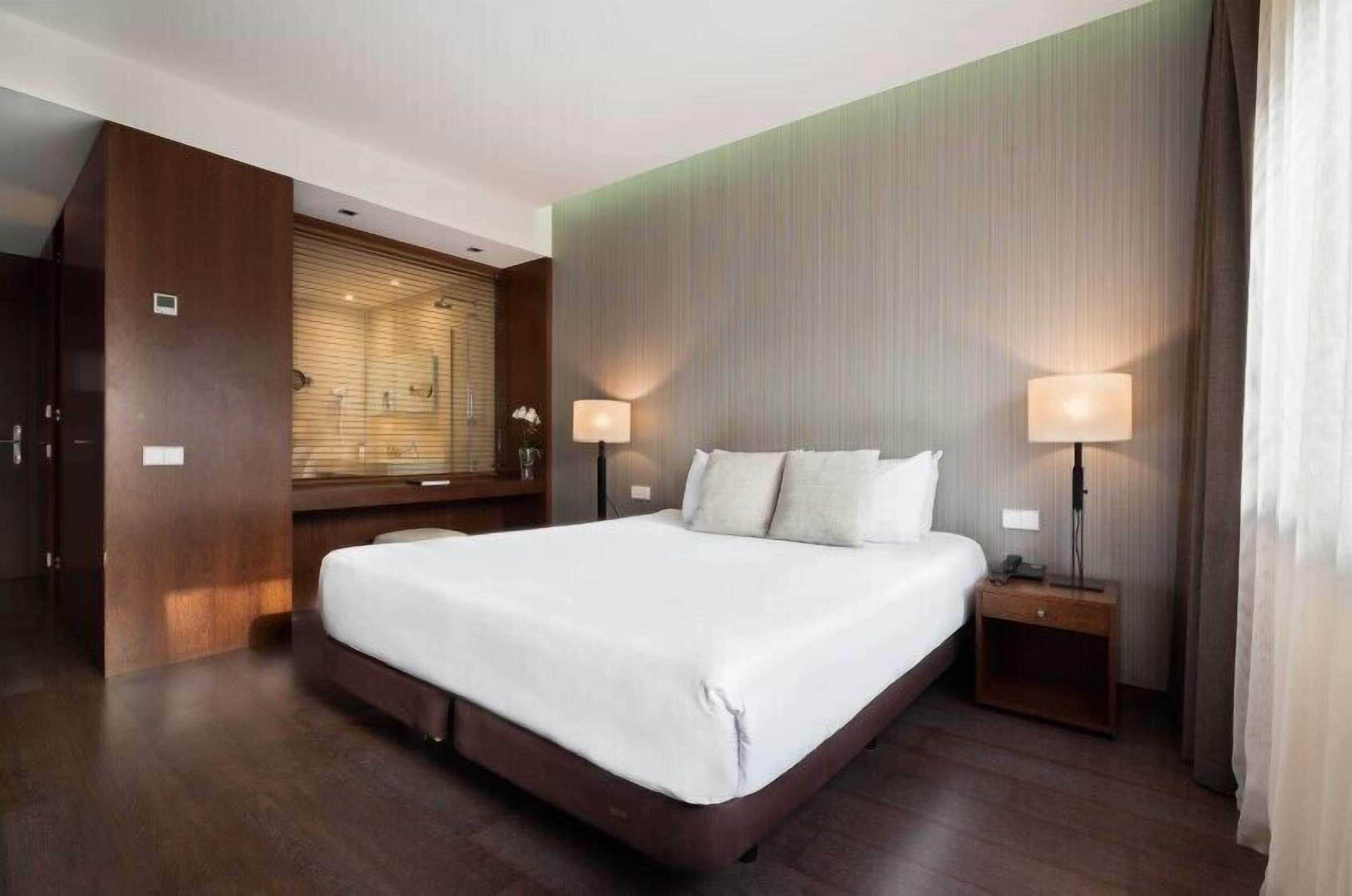 尊榮客房 | 客房內保險箱、書桌、隔音、免費無線上網