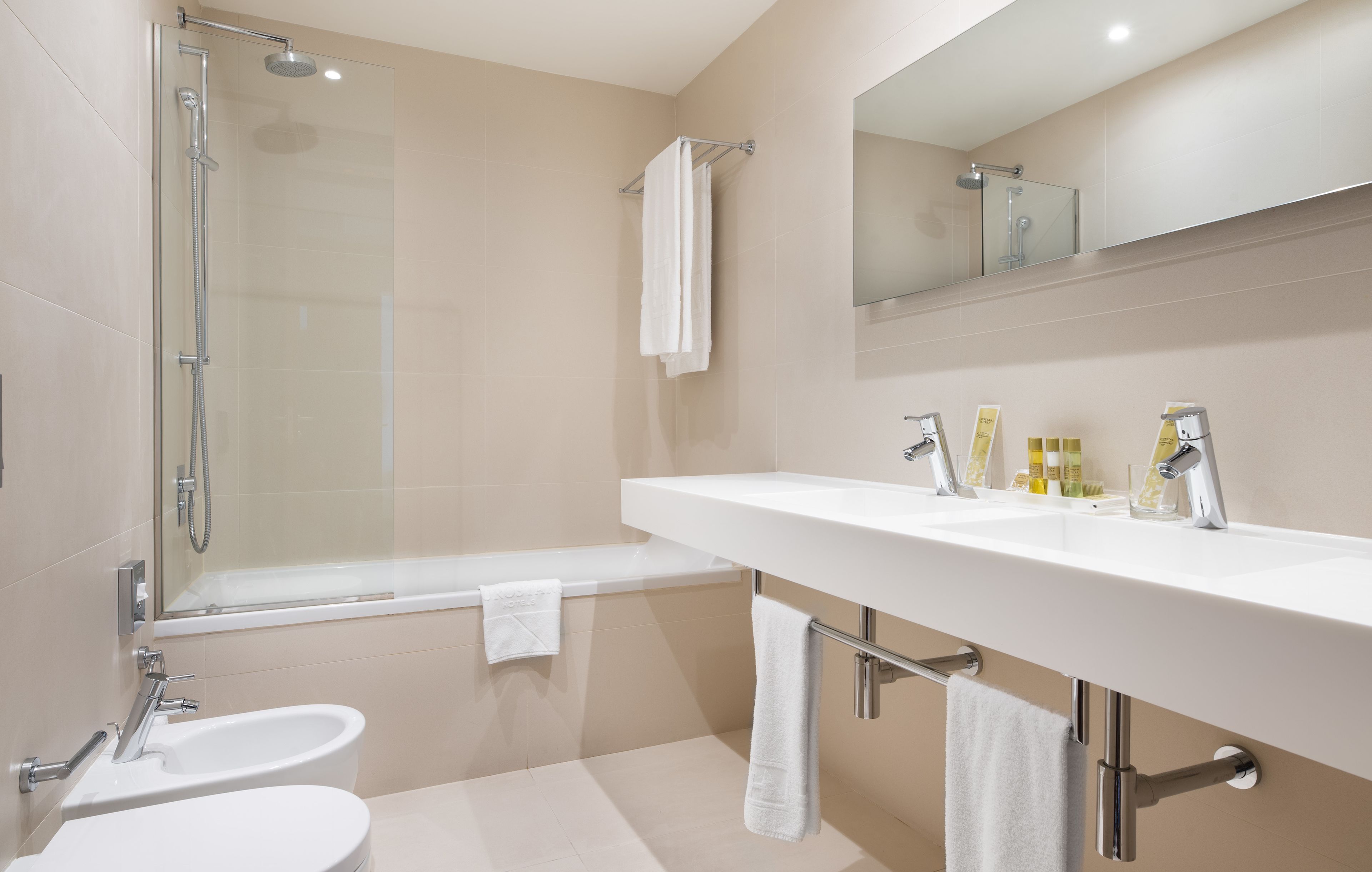 bathtub, deep-soaking bathtub, eco-friendly toiletries, hair dryer