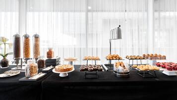 Tägliches Frühstücksbuffet gegen Gebühr