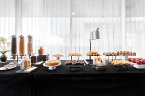 Se ofrece un desayuno bufé todos los días (por un coste adicional)