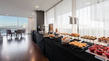 Petit déjeuner buffet (13.00 EUR par personne)
