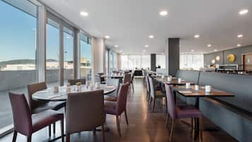 Dagelijks ontbijtbuffet (EUR 13.00 per persoon)