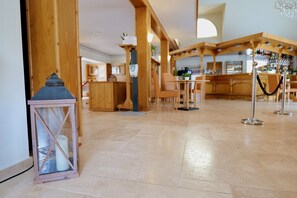 Eine großzügige Lobby mit Holzkunst, einem Empfangsbereich und einer Bar.