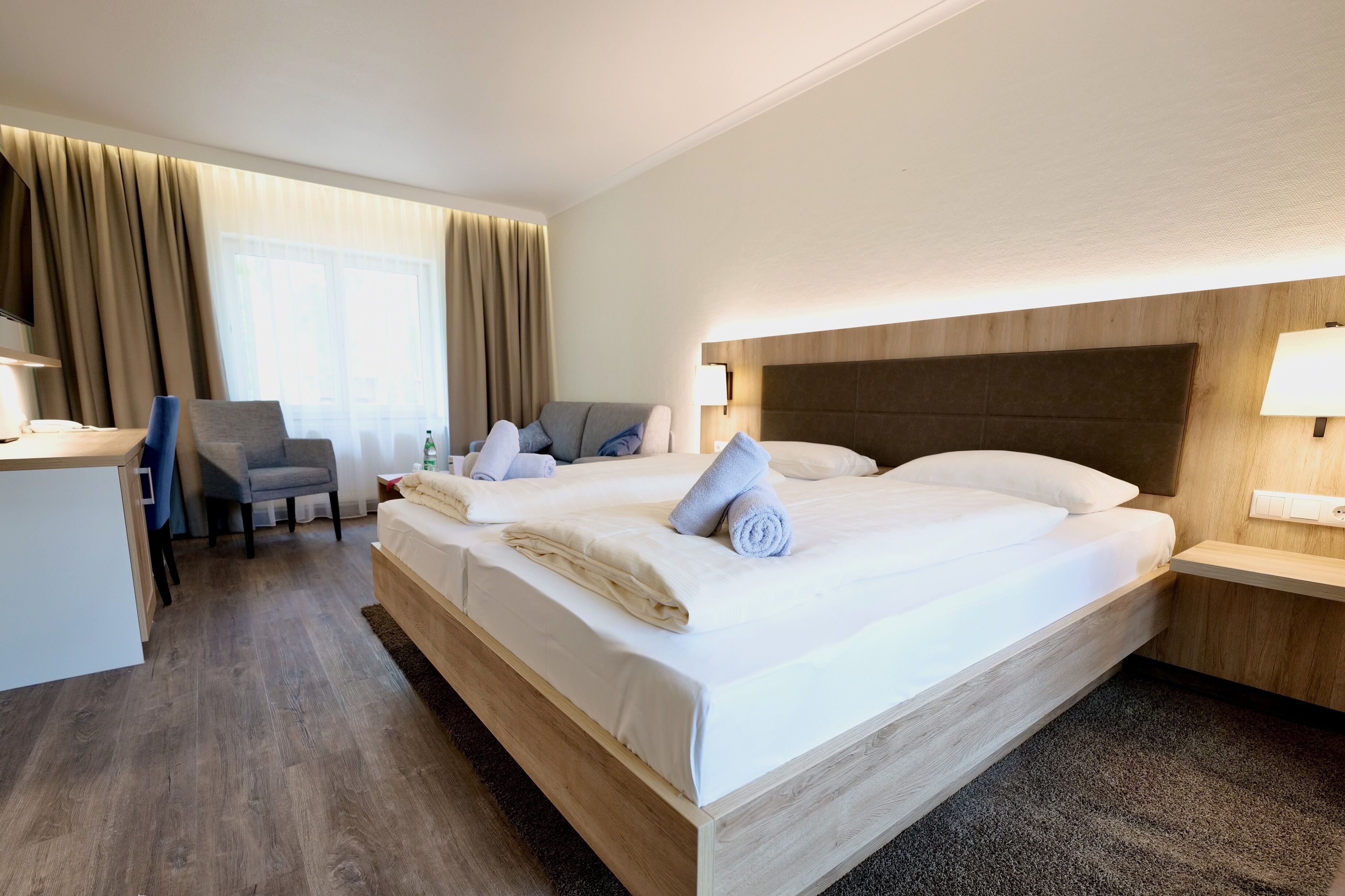 Comfort-Doppelzimmer | Allergikerbettwaren, Schreibtisch, kostenlose Babybetten