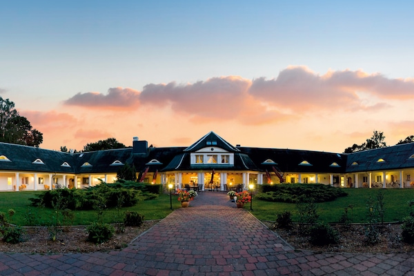 Bagian depan properti - sore/malam