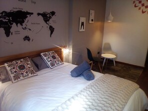 Quarto casal standard, 1 cama de casal, sacada, vista para a cidade | Cofres nos quartos, Wi-Fi de cortesia, roupa de cama