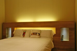 Safe på rommet, skrivebord, blendingsgardiner og lydisolert