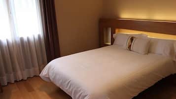 In-room safe, desk, blackout drapes, soundproofing