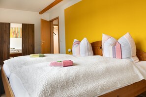 1 habitación, cortinas blackout y tabla de planchar con plancha 