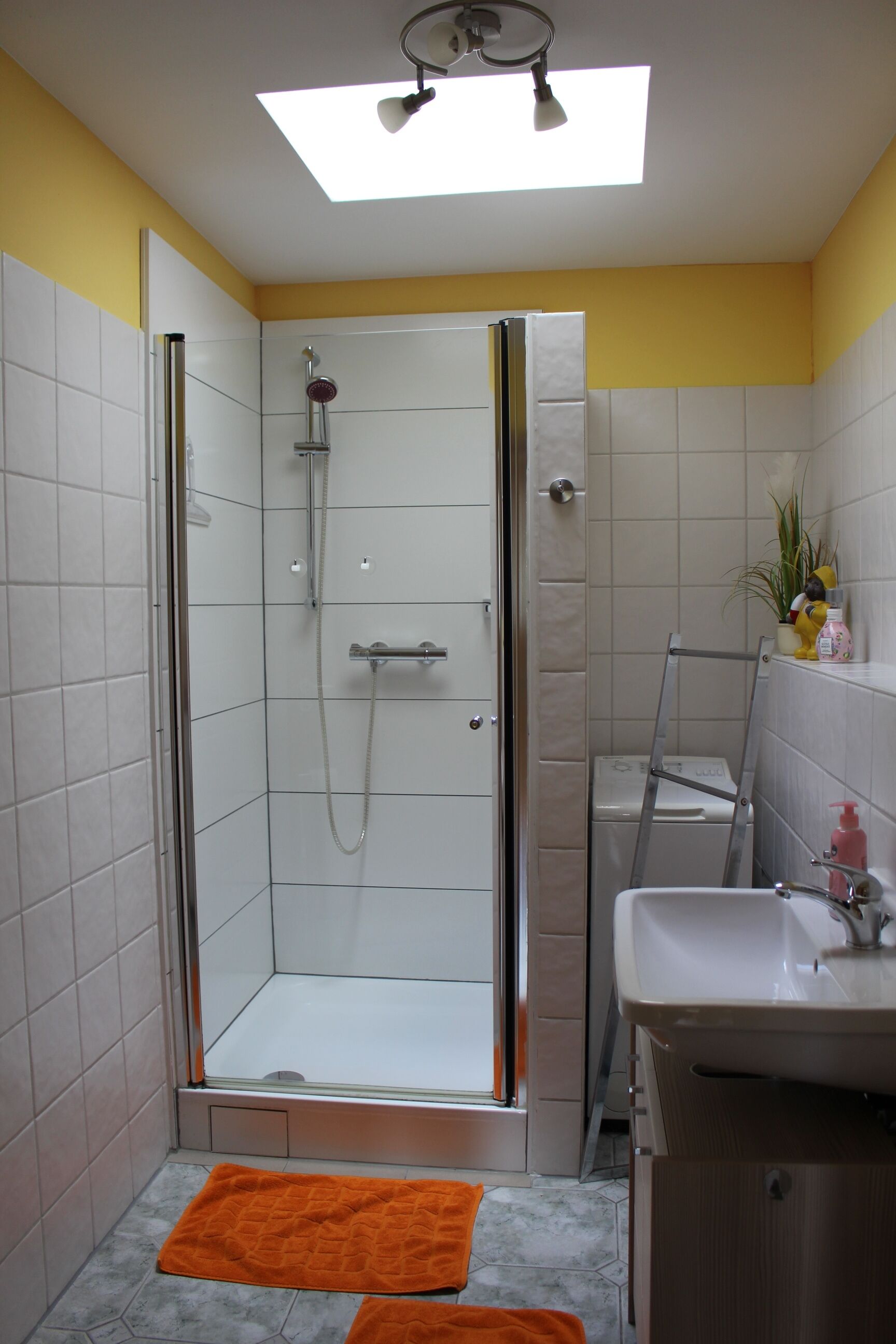 Un baño con ducha, lavamanos e inodoro.
