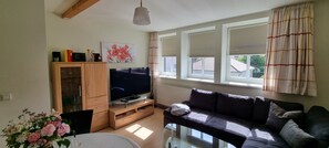 Apartment with Kitchen for up to 4 people | Área de sala de estar | Televisión 