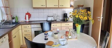 Apartment with Kitchen for up to 4 people | Opções para refeição no quarto