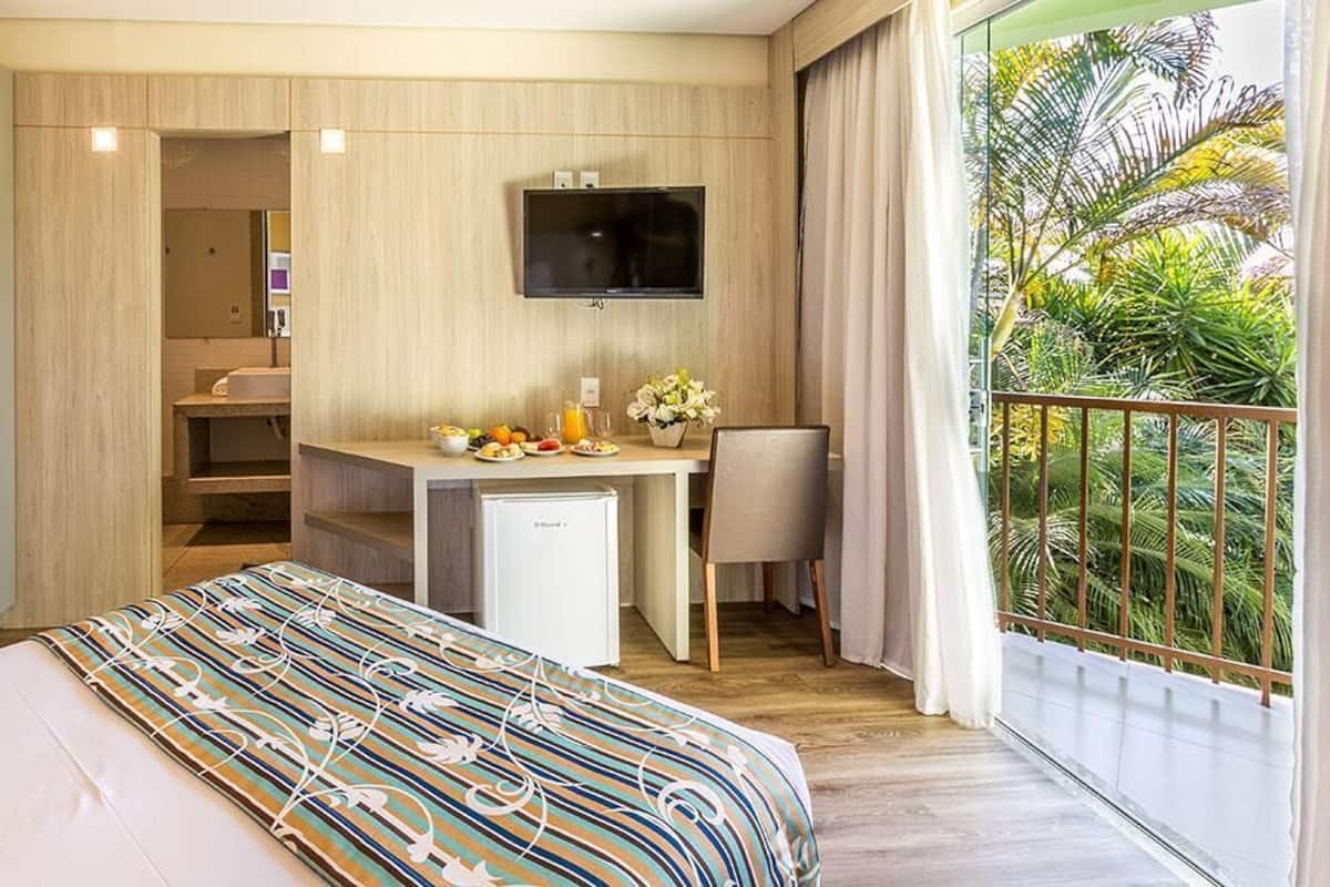 Minibar, in-room safe, blackout drapes, WiFi (free)