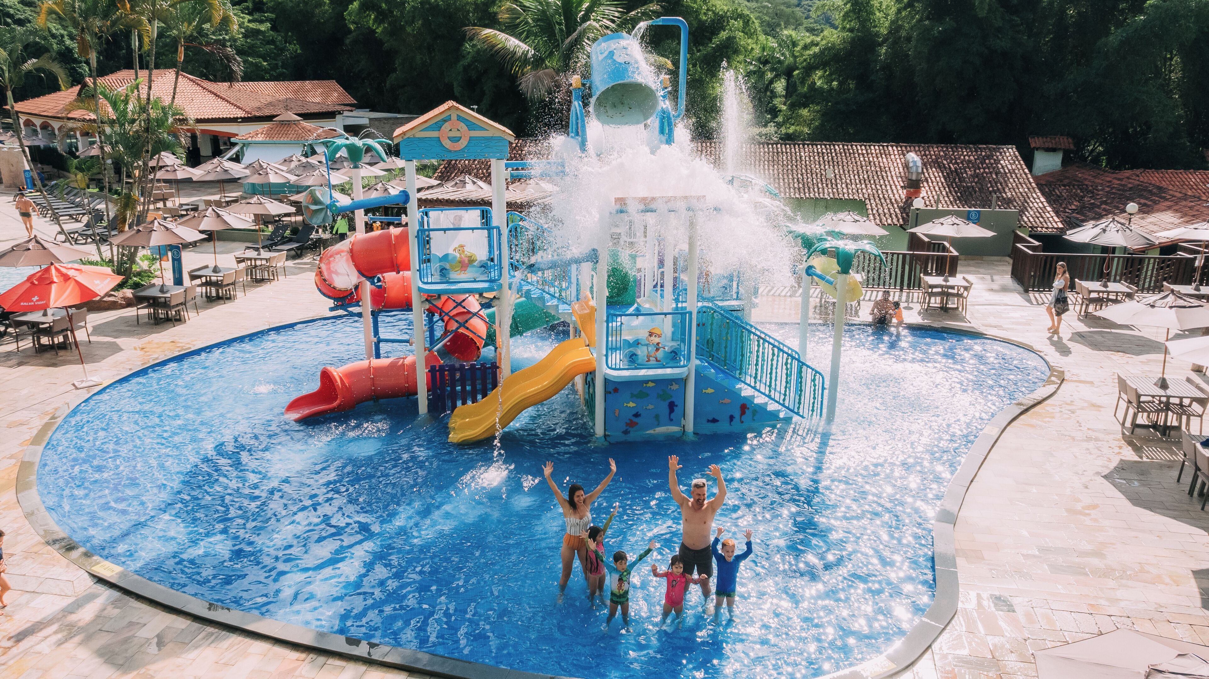 Un parc aquatique avec des toboggans, une aire de jeux aquatique et une zone piscine.