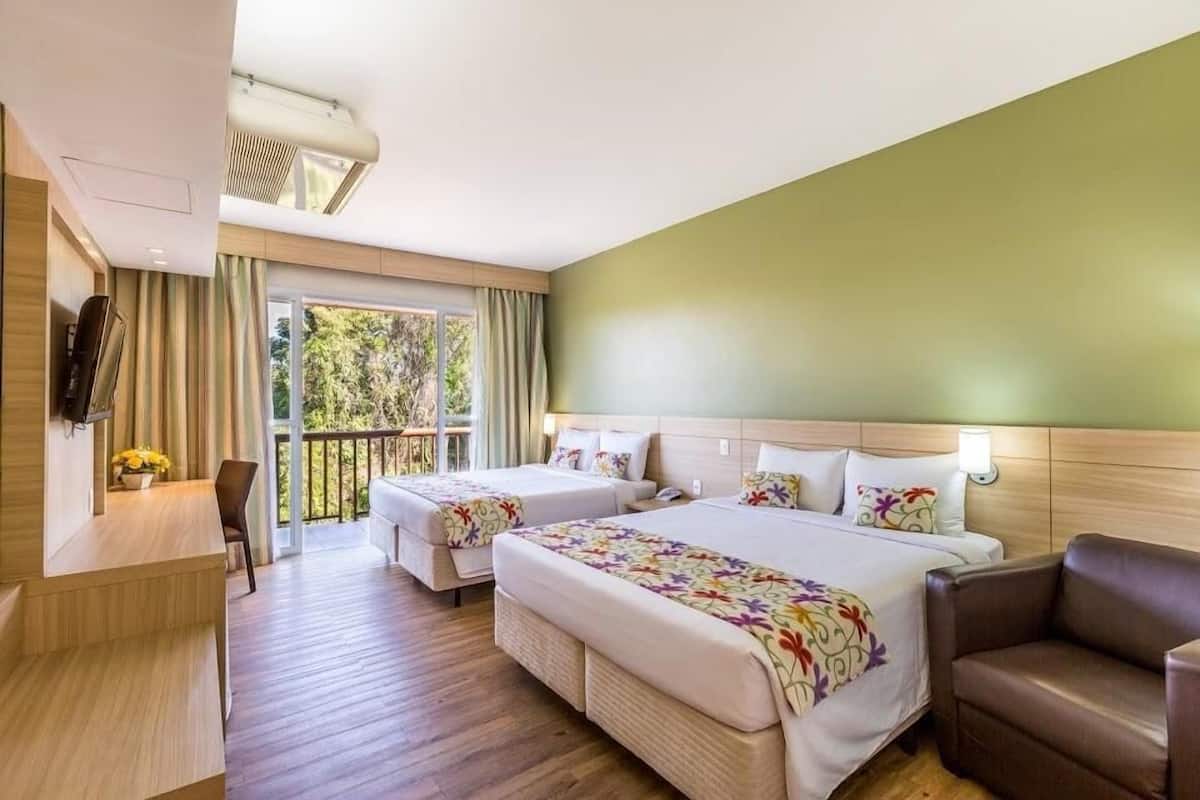 Minibar, in-room safe, blackout drapes, WiFi (free)