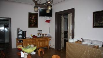 Café da manhã com buffet grátis todos os dias