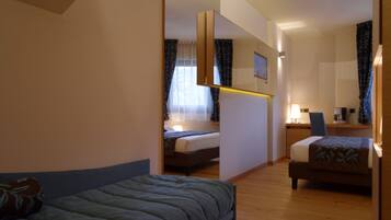 Tripla Standard | Minibar, una cassaforte in camera, una scrivania, insonorizzazione