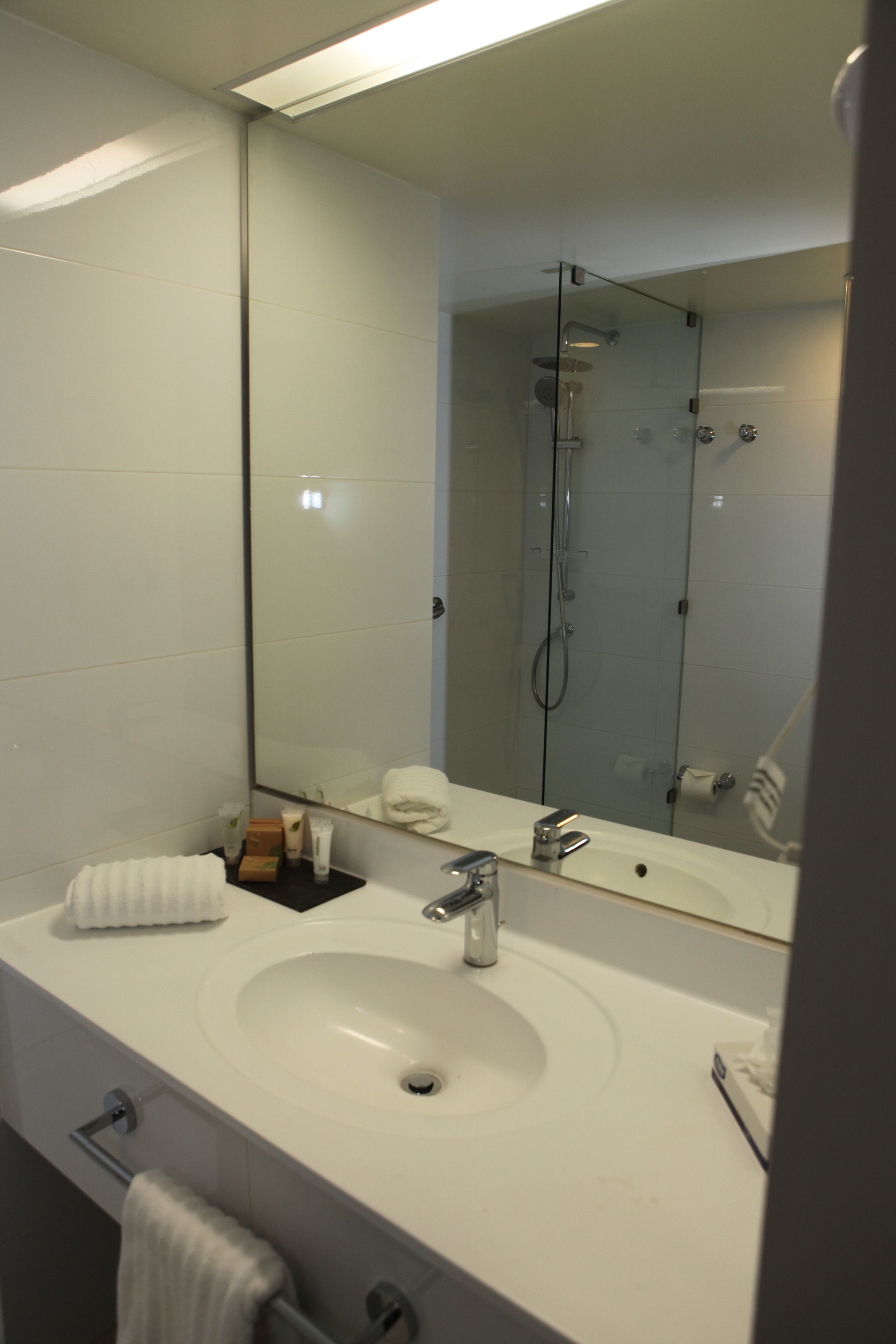 combined shower/bathtub, hair dryer, towels