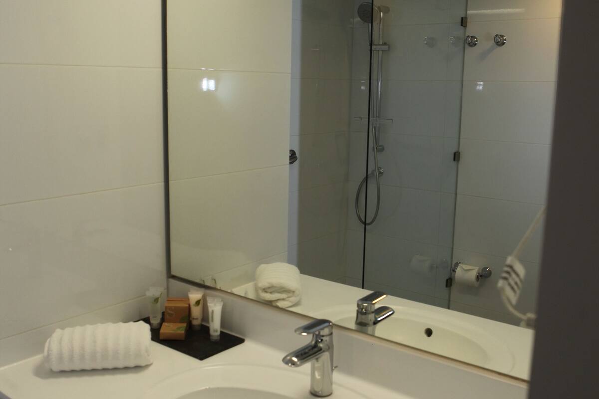 combined shower/bathtub, hair dryer, towels