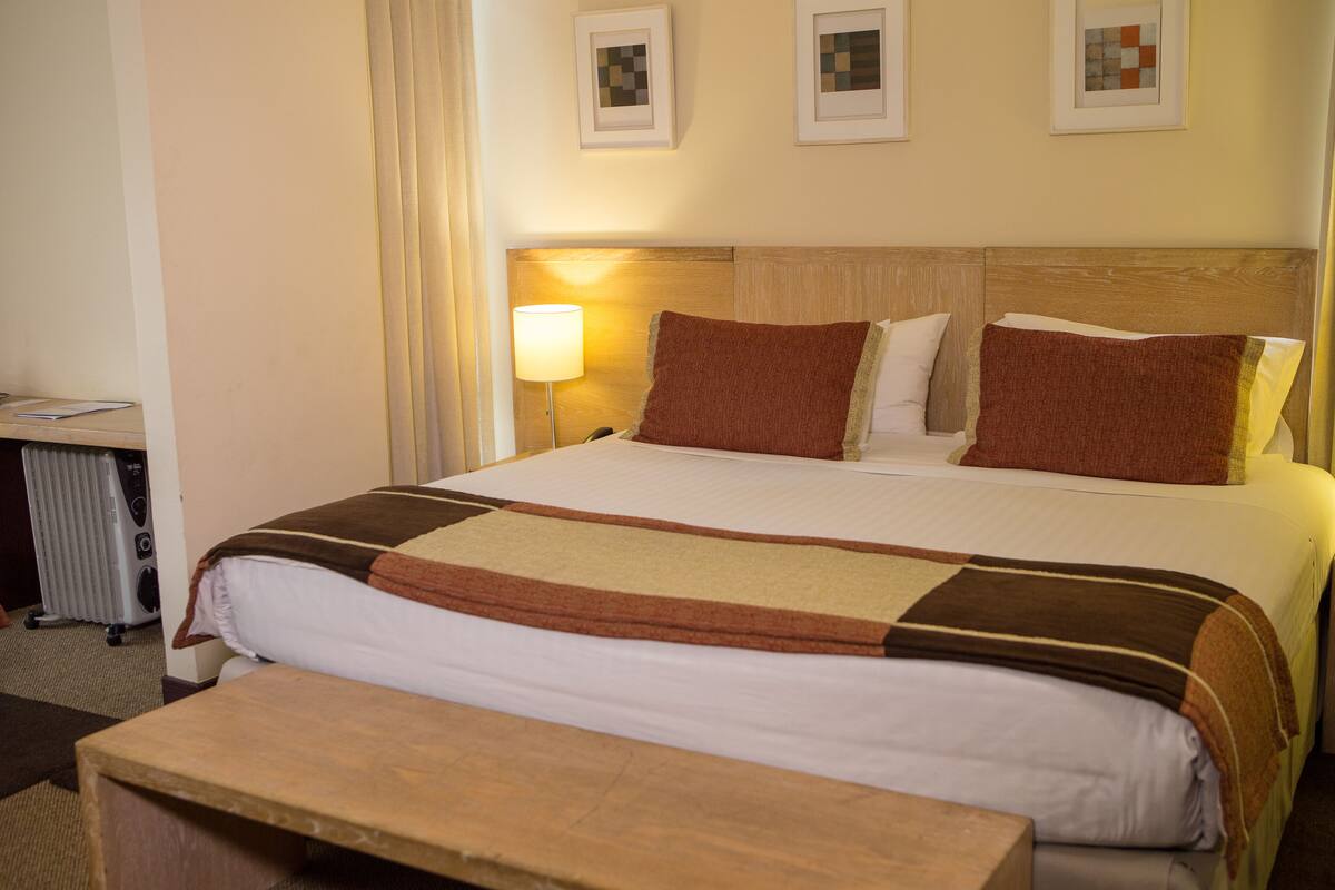 Junior Studio Suite, 1 King Bed | Premium bedding, minibar, in-room safe, blackout curtains