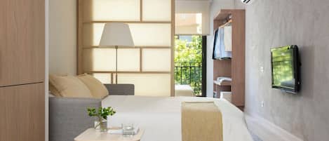 Departamento, 2 habitaciones (6 pax) | Área de sala de estar | Televisión de pantalla plana de 42 pulgadas con canales vía satélite