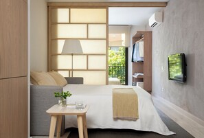 42-inch flat-screen TV with satellite channels, TV - Eric Vökel Boutique Apartments - Sagrada Familia Suites (Barcelona)